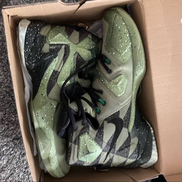 Lebron Milatary green size 9 in mint condition. - Picture 2 of 3